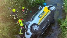 Auto završio na krovu u potoku: Ozlijeđeni trudnica i dijete, riječi mališana dirnuli sve