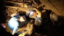 Otac i sin spašeni nakon četiri dana spašeni iz ruševina: Deseci tisuća još se vode nestalima