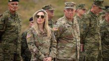 FOTO Američka veleposlanica stigla u Slunj: Pogledajte što je radila za vojnike