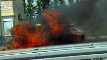 Kod naplatnih kućica u Zadru potpuno izgorio auto: Vozač u zadnji tren izašao iz vozila