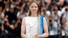 Jodie Foster otkrila savršenu ljetnu haljinu za žene iznad 60 godina
