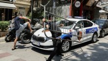 VIDEO Kaos ispred albanskog parlamenta: Letjela jaja i brašno, policija uzvratila suzavcem