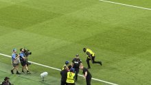 Pogledajte kako je navijač uletio na teren na utakmici Hrvatske i Portugala