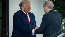 Trump je kritizirao gotovo sve zapadne saveznike, ali jednog lidera hvali i nosi mu 'poklone'