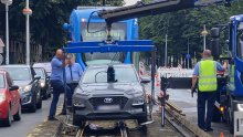 Automobil ponovno upao u raskopane tračnice u Zagrebu