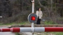 Pijana biciklistica u Varaždinu prošla pored spuštenih polubranika, udario je putnički vlak