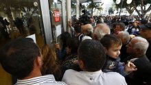 Ciprani nahrupili u otvorene banke