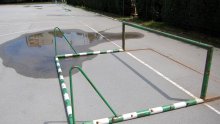 Okvir gola pao na 19-godišnju djevojku i teško ju ozlijedio