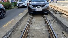 Novi kaos na Savskoj: Taksi upao u rupu kod tračnica, tramvaji stali