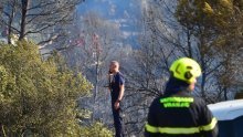 Mirnija noć pred vatrogascima: Ugašeni požari iznad Trogira i na Braču