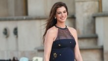 Anne Hathaway stigla u Pariz i zasjenila sve u raskošnoj plavoj haljini