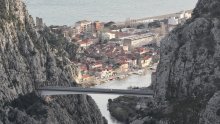 Očekuje nas vruć i sunčan dan. Ako krećete na put dobro je znati za problem u Omišu