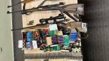 Oružje, streljivo i bombe u Đakovu: Policija uhvatila bogat ulov u stanu 53-godišnjaka
