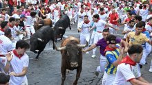 Već tri dana traju utrke s bikovima u Pamploni: Samo danas 13 osoba teže ozlijeđeno