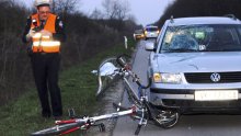 Biciklist kritično nakon što je ga je udario automobil