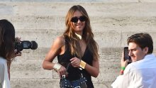 Jessica Alba u haljini koja spaja dva potpuno različita stila, a kultna torba vodi glavnu riječ