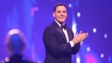 Fabijan Pavao Medvešek oduševio glasom i pratitelje raznježio rijetkom objavom sa suprugom