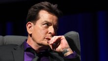 Charlie Sheen mora isplatiti pola milijuna dolara zaostataka alimentacije bivšoj supruzi