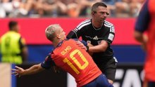 Urnebesna scena na SP-u: Pogledajte kako je sudac Michael Oliver usred akcije srušio Danija Olma