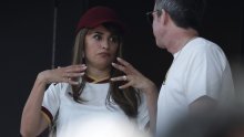 Strasti na vrhuncu: Penelope Cruz u žaru navijanja uhvaćena u napetom razgovoru s Noelom Gallagherom
