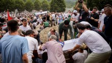 Drama tijekom obljetnice Srebrenice: Šešeljeva stranka veličala Mladića, reagirao Vučić