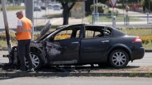 FOTO Drama na križanju u Novom Zagrebu: Automobil se zabio u semafor pa planuo