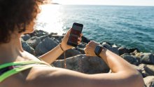 Mogu ga trajno oštetiti: Ovo su najveće greške koje radimo s mobitelom na odmoru