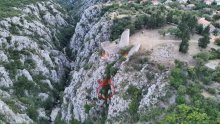 FOTO Muškarac 10 sati visio naglavačke između stijena na 40 stupnjeva, spasio ga HGSS