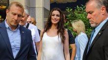 Idealna za ljeto: Ova elegantna satenska haljina izgleda savršeno baš iz svakog kuta