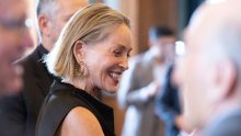 Sharon Stone zablistala u svilenoj crnoj haljini, a jedan je detalj ukrao svu pažnju