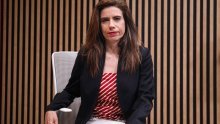 Katarina Peović predstavila novu pjesmu: Pjeva o Jugoplastici i Brodomerkuru