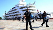 Trumpov veleposlanik obilazi talijansku obalu na jahti od 450 milijuna dolara. Račun za osiguranje stiže državi