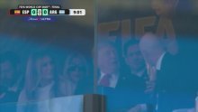 Nogometni svijet u nevjerici kad je vidio tko je Trumpu uručio pehar: ‘Recite da ovo nije istina’