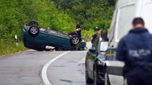 Automobil se prevrnuo na krov, poginuo maloljetnik