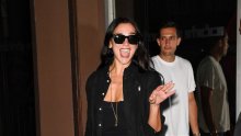 Kako obične traperice pretvoriti u top stajling: Dua Lipa prošetala u savršenoj dnevnoj kombinaciji
