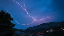 Uvertira u nevrijeme: Krenuo 'light show' na nebu iznad Hrvatske, ponegdje neverini