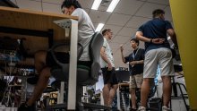 Muškarci u kratkim hlačama preplavili urede u Japanu, žene uzvraćaju: 'Ne želimo gledati dlakave noge'
