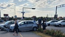 Sudar na prometnoj zagrebačkoj cesti, automobil pokosio pješački semafor