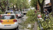 Nevrijeme pomelo Makedoniju: Odletio krov bolnice, stradale stotine vozila i predsjednička rezidencija