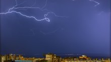 VIDEO Izgledalo je kao nuklearna eksplozija: Pogledajte nevjerojatne prizore munja iznad Splita