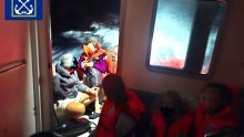 Drama kod Hvara: Nasukala se jedrilica s 12 Španjolaca, među njima šestero djece