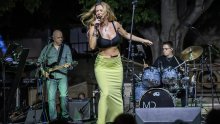 Nikad nisam vidio Lidiju u dugoj suknji, a kamoli u ovoj nijansi koja se vidi iz Muskovih satelita