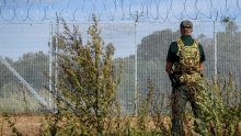 Migranti iz Bjelorusije krenuli prema granici EU, vojnici odgovorili suzavcem i hicem upozorenja