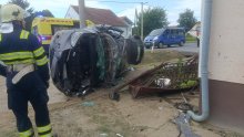 Sletio s ceste, udario u ogradu i završio na stupu: Pogledajte posljedice prometne nesreće