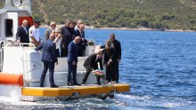 Češki ministar u Splitu bacio vijenac za poginule turiste