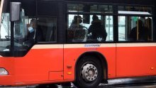 Prometna nesreća linije 32: Palo osam putnika, puklo staklo, intervenirala Hitna pomoć