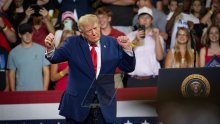 VIDEO Trump nije ni primijetio što mu se događa iza leđa: Snimka postala viralni hit