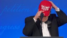 Trump podbadao novinare, sve iznenadio stavivši kapu kao da će se opet kandidirati