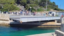 Problemi na Lošinju: Zbog kvara zaglavio most. I vatrogasci uskočili u pomoć