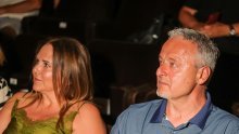 Pjesma, emocije i poznata lica na trajektu za Velu Luku: Zapjevala i supruga Marka Perkovića Thompsona